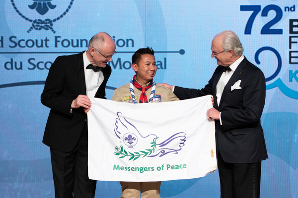 Prakash Raj Pandey presents the Messengers of Peace flag he took to the summit of Mt. Everest to HM The King of Sweden & Lars Kolind