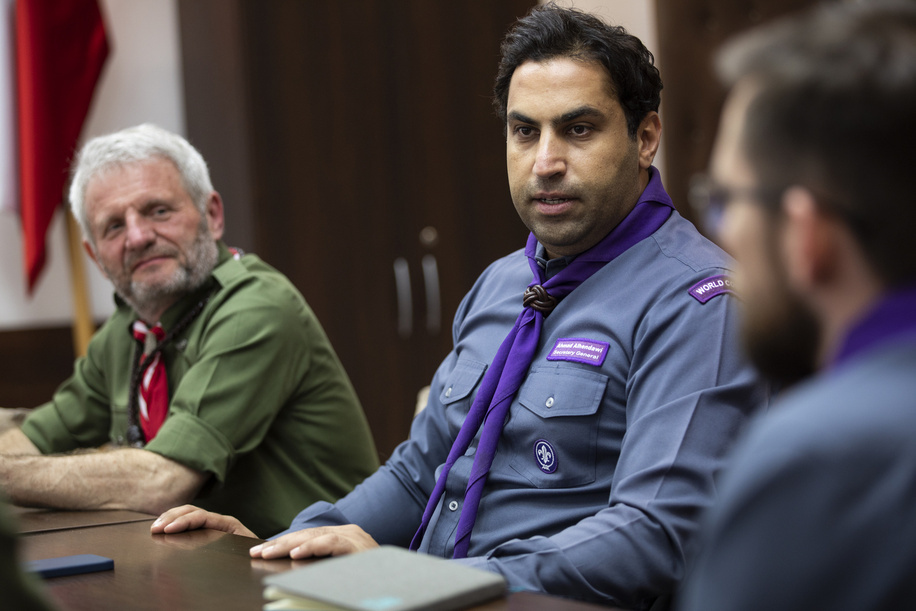 WOSM Secretary General Ahmad Alhendawi visits Poland, where Scouts & Guides are welcoming and helping refugees arriving from Ukraine