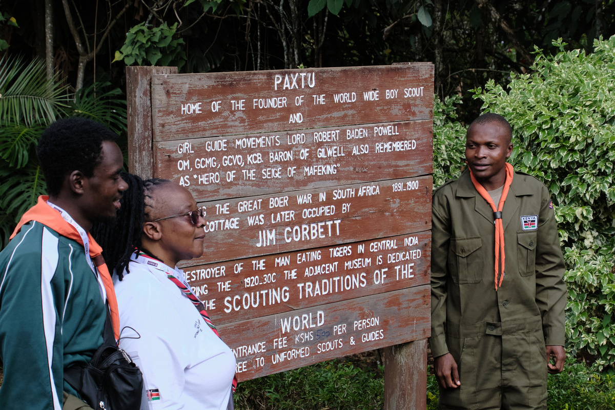 A visit to Nyeri, Paxtu and the founder's grave during the 1st Africa Rover Moot.