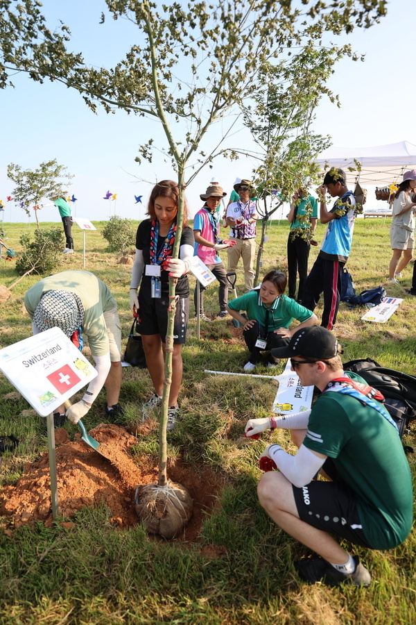 Jamboree Forest : Representatives from each contigent planted trees in Saemangeum.