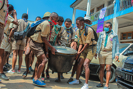 Scouts for Society Four good deed scouts carry a cooking pot to share food with people affected by the flood after the cyclone
Community Service